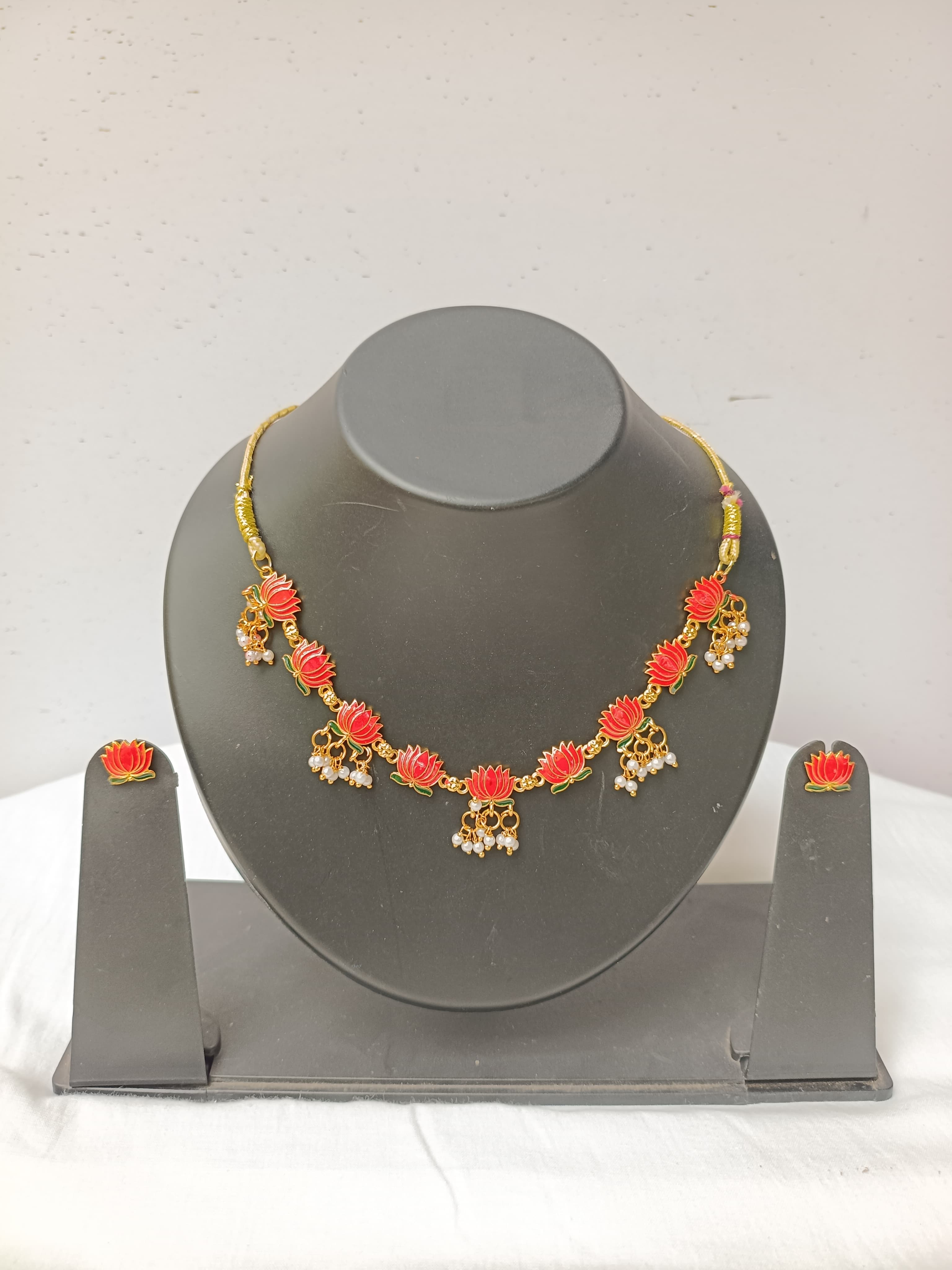 Lotus choker